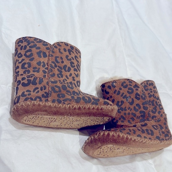 Ugg Cassie Leopard Print Infant Boots 2/3 - Picture 4 of 13